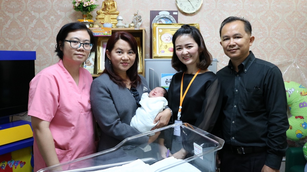 ตั้งชื่อ ด.ญ.ม่านฟ้า ทารกน้อยถูกทิ้ง กินนมเก่ง หน้าตาน่ารักน่าชัง 