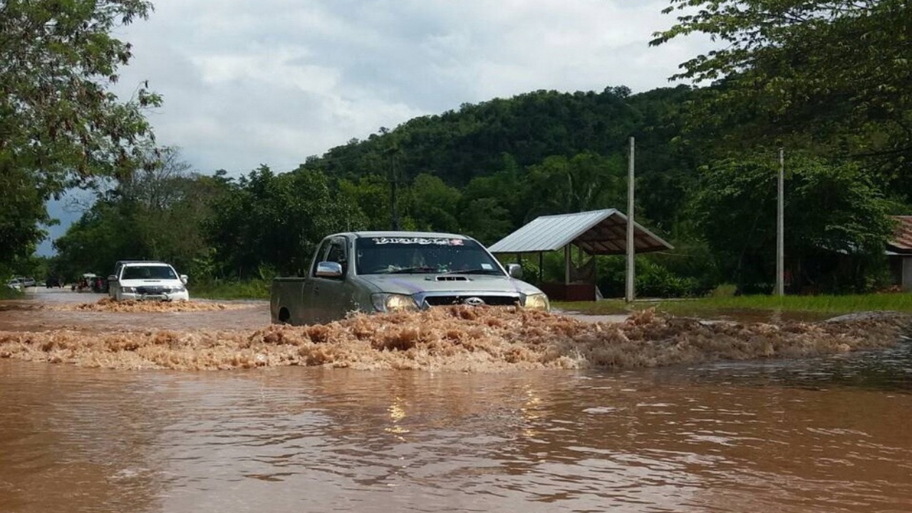 เลยยังอ่วม น้ำทะลักภูหลวงล้นเขื่อน หนุ่มใหญ่หาย 3 วัน ยังหาไม่เจอ  