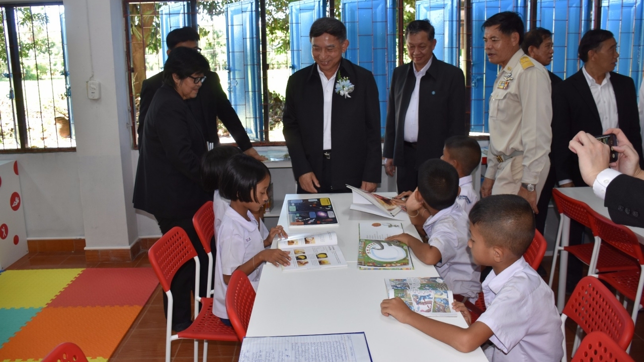 'ประจิน' มอบเงิน-สิ่งของช่วย นร.ด้อยโอกาส เพื่อส่งเสริมคุณภาพชีวิต