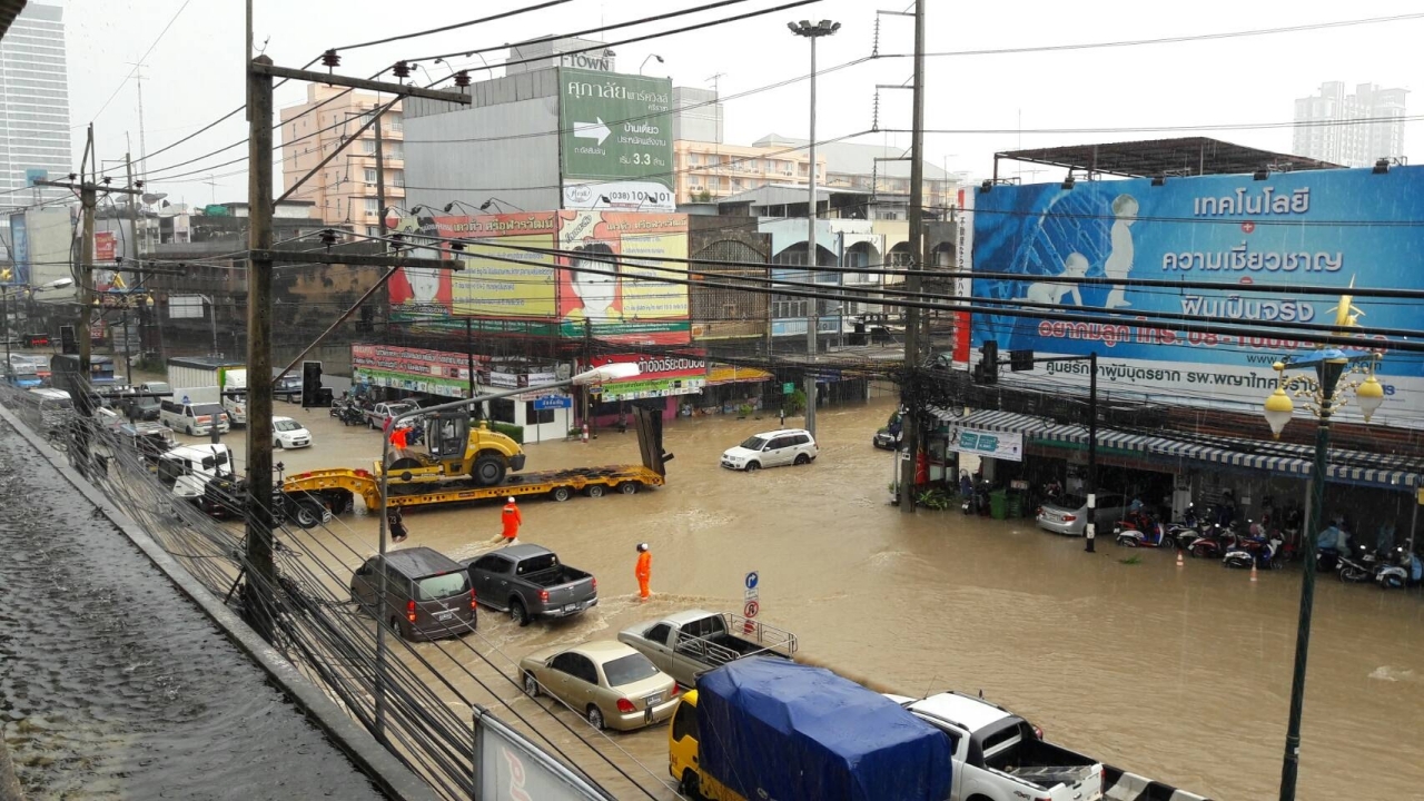 ถนนหรือทะเล! 'ศรีราชา'อ่วม ฝนซัด 5ชม.ท่วมหนัก จราจรติดแถวยาว