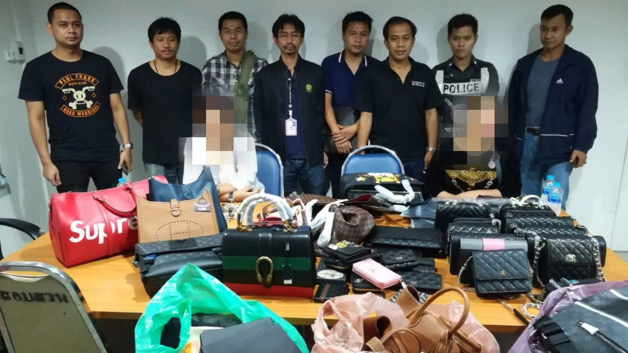 ตร.สน.สุทธิสาร ร่วมกรมทรัพย์สินฯ จับสินค้าละเมิดลิขสิทธิ์ 5 ล้าน 