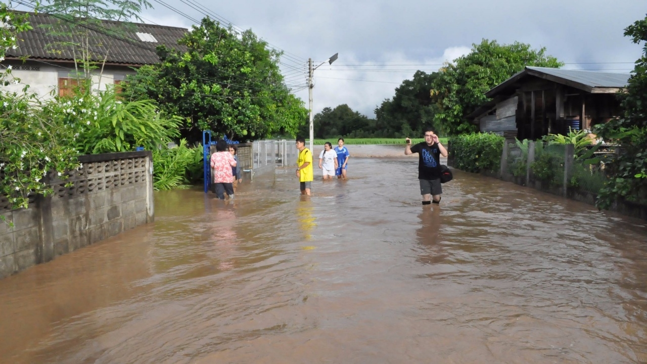 ลำปางอ่วม! ฝนตกหนัก น้ำลำห้วยแม่ปะ ไหลทะลักท่วมบ้านเรือน- ถ.พหลโยธิน