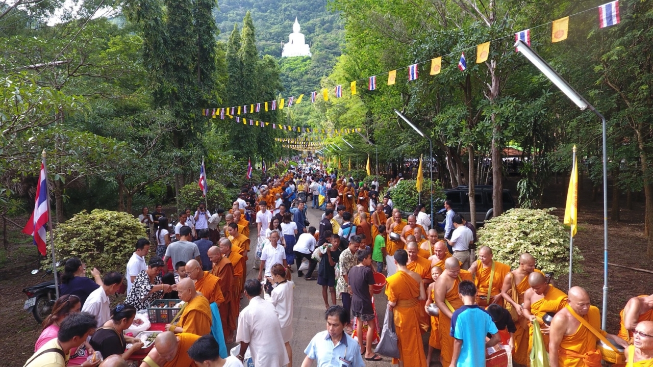 ประชาชนนับพัน อิ่มใจ ตักบาตรเทโว พระ109รูป อุ้มบาตรลงมาจากภูเขา