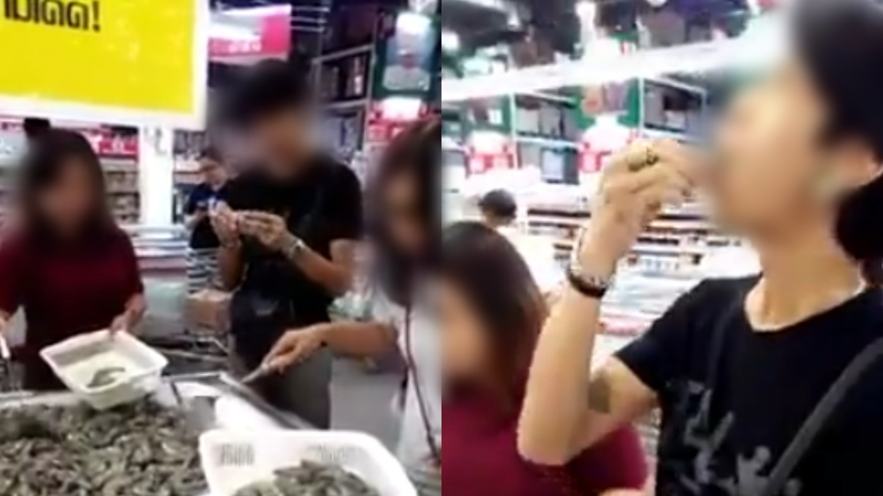 เหมาะสมไหม! หนุ่มให้เพื่อนถ่ายคลิปแกะกุ้งกินกลางห้าง โชว์ชาวโซเชียล