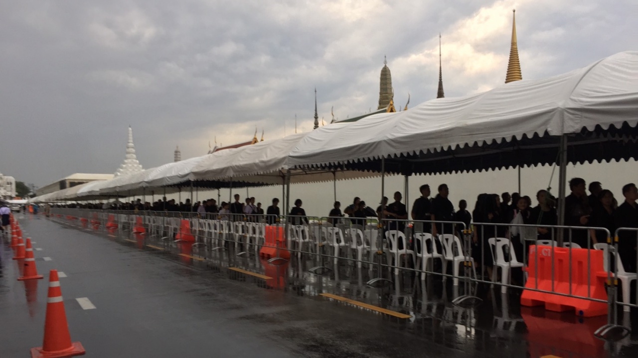 ประชาชนไม่กลัวฝน ต่อแถวกราบพระบรมศพ ยาวทั้ง 2 ฝั่งจุดคัดกรอง