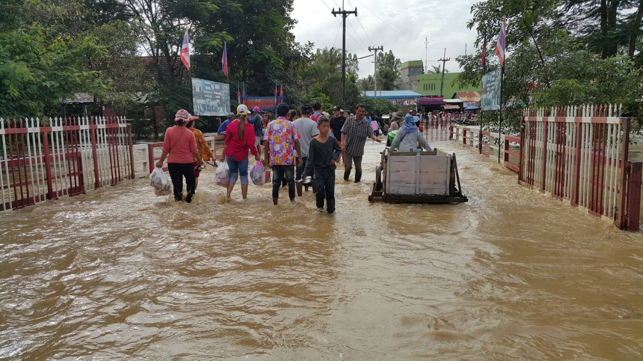 ฝนกระหน่ำชายแดนไทย-กัมพูชา น้ำทะลักท่วม จุดผ่อนปรนอรัญประเทศ