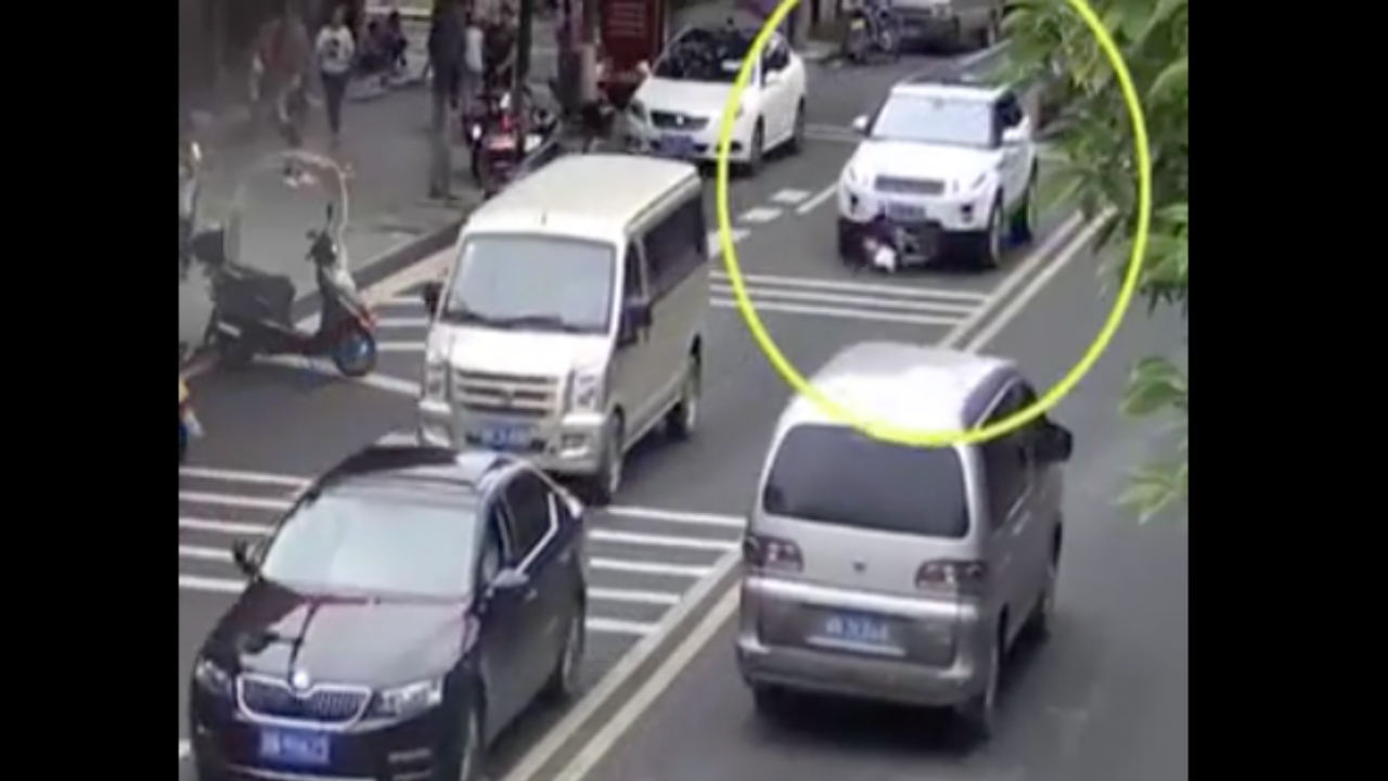 หวาดเสียวมาก นาทีระทึก เด็กชายโดนรถชน จนมุดไปอยู่ใต้ท้องรถ (คลิป)