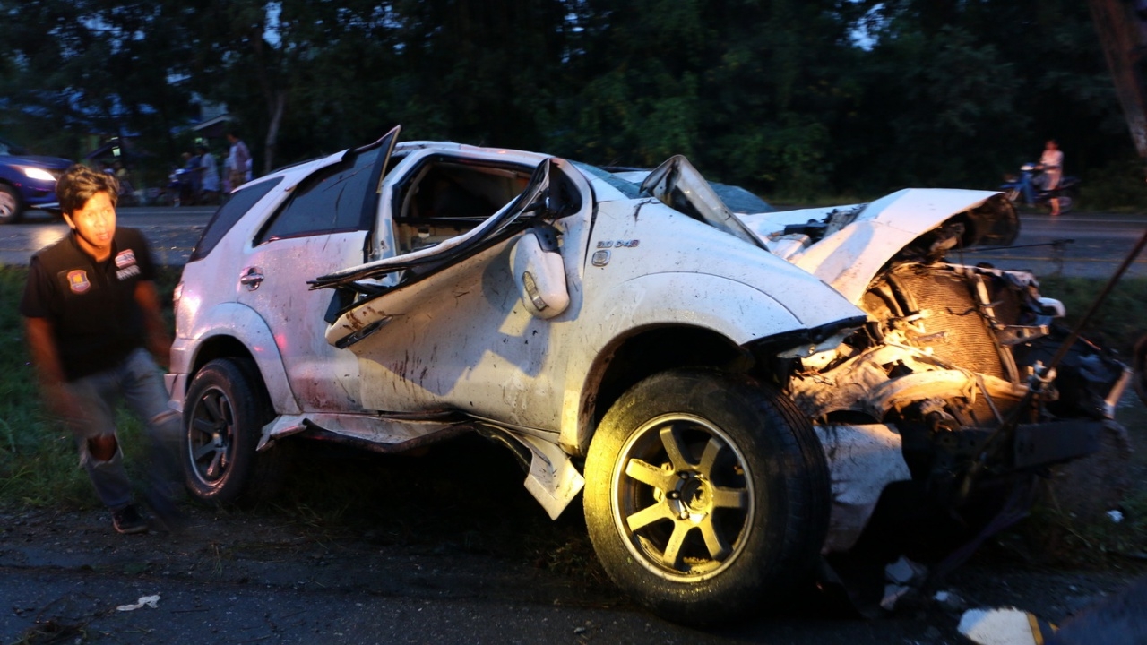 ตามหาญาติรับศพ สาววัย 50  ขับฟอร์จูนเนอร์ ตกร่องถนน พลิกคว่ำ ดับคาที่
