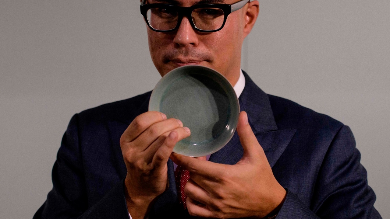 ทุบสถิติประมูล 'ชามกังไส' อายุ 1,000 ปี เคาะเบาๆ ที่ 1,250 ล้านบาท