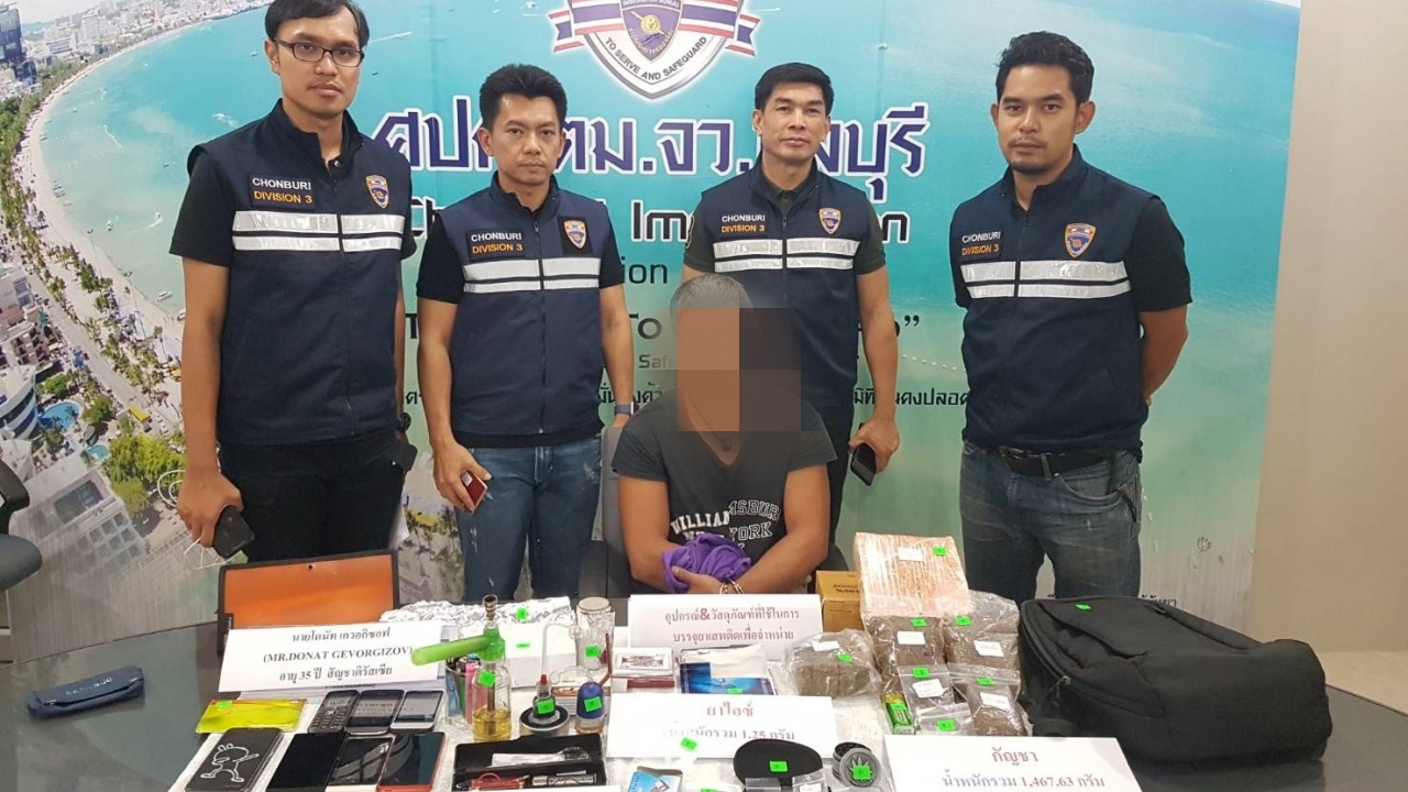 รวบคาห้อง หนุ่มรัสเซียขายไอซ์-กัญชา ให้นักท่องเที่ยวเมืองพัทยา