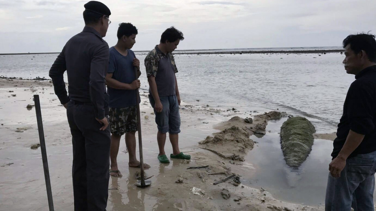 พบลูกระเบิด-ตอร์ปิโดสมัยสงครามโลก โผล่ริมชายหาดในยาง!!