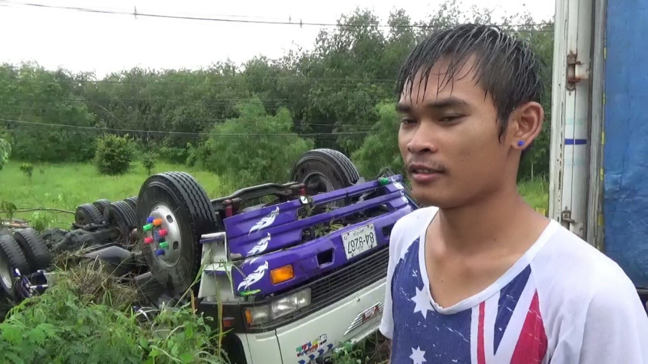 รถพ่วงพลิกหงายท้องล้อชี้ฟ้า คนขับรอด เชื่อปาฏิหาริย์หลวงปู่สรวง