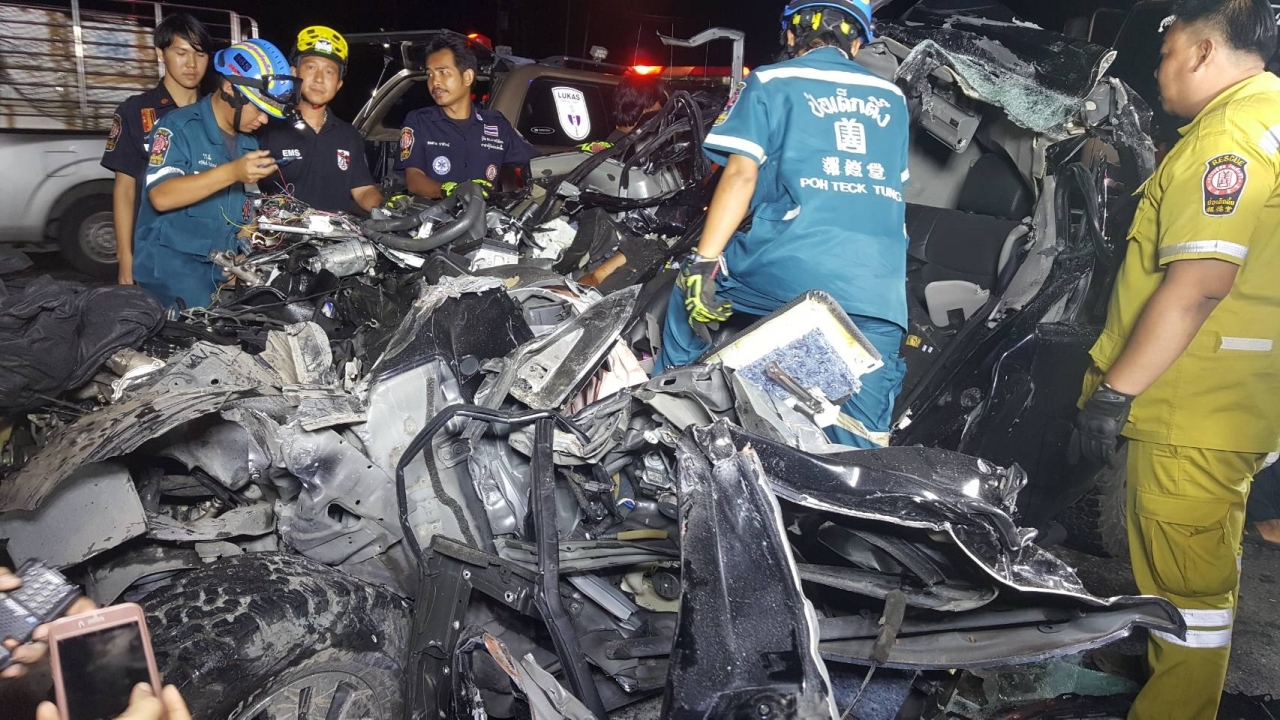 สนั่น! ปิกอัพชนกลางลำรถเทรลเลอร์ ขณะยูเทิร์นคนขับติดคาซากดับสยอง