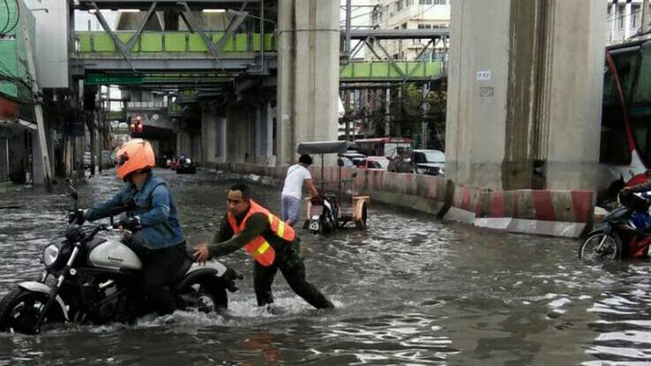 วางท่อลอดใต้ถนน แก้ไขน้ำท่วมแบริ่ง