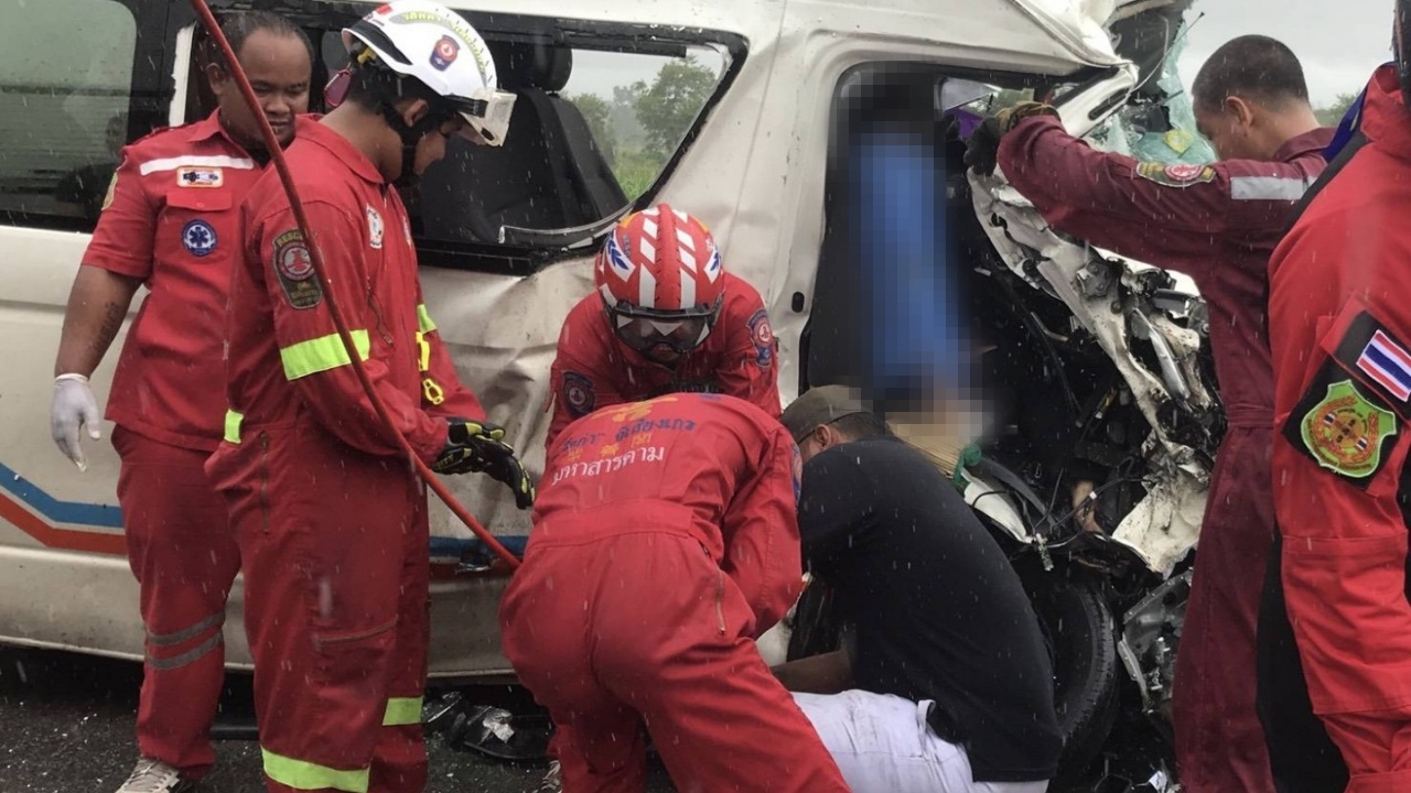 หลบไม่พ้น ปิกอัพขวางถนนรถตู้ชนสนั่น โชเฟอร์ตายคาที่ สาหัสอีก 5  