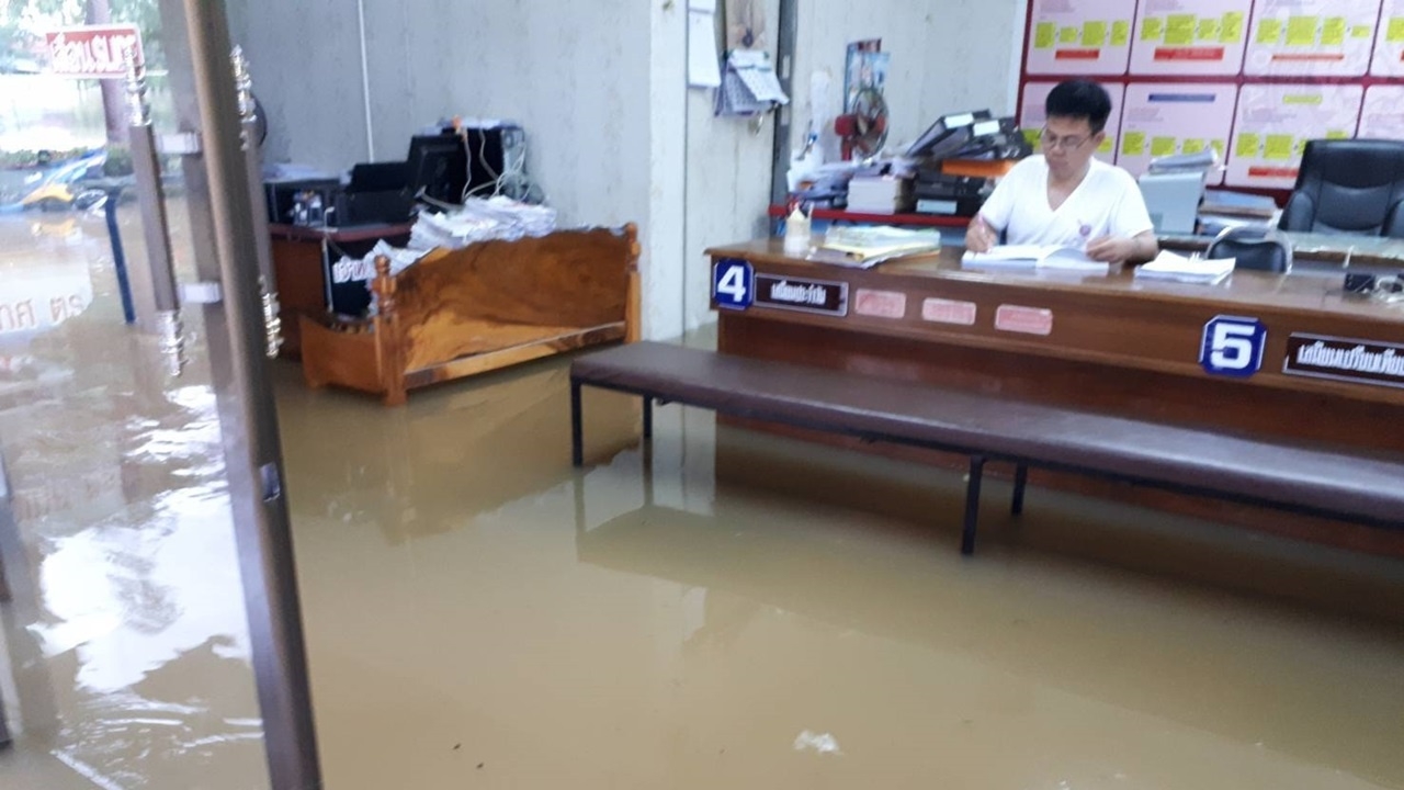 น้ำมาหนีไม่ทัน! ท่วมโรงพักที่สุโขทัย ตร.นั่งเท้าแช่น้ำทำงาน 