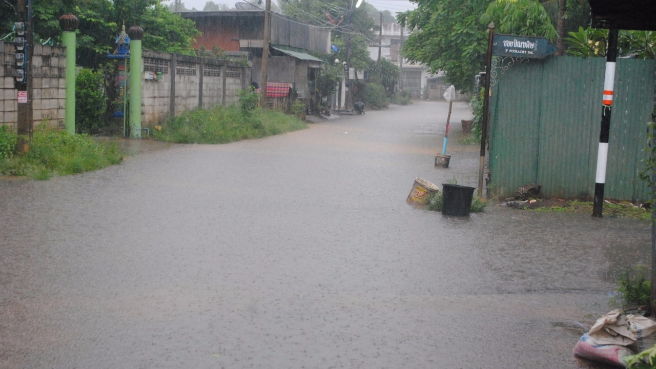 ชาวสุโขทัยเชื่อ ฝนสั่งฟ้า ตกร้องดังลั่น เป็นสัญญาณเข้าสู่หน้าหนาว
