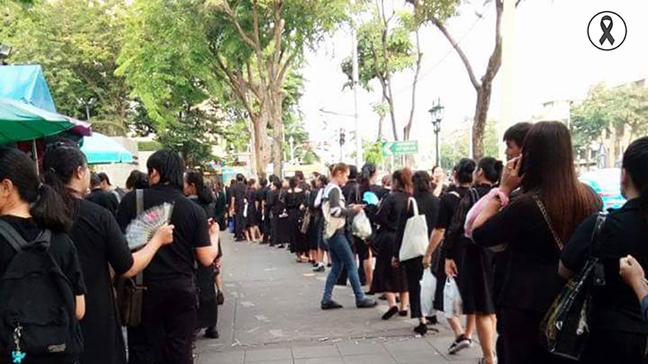 ประชาชนหลั่งไหล กราบถวายบังคมพระบรมศพ รัชกาลที่ 9