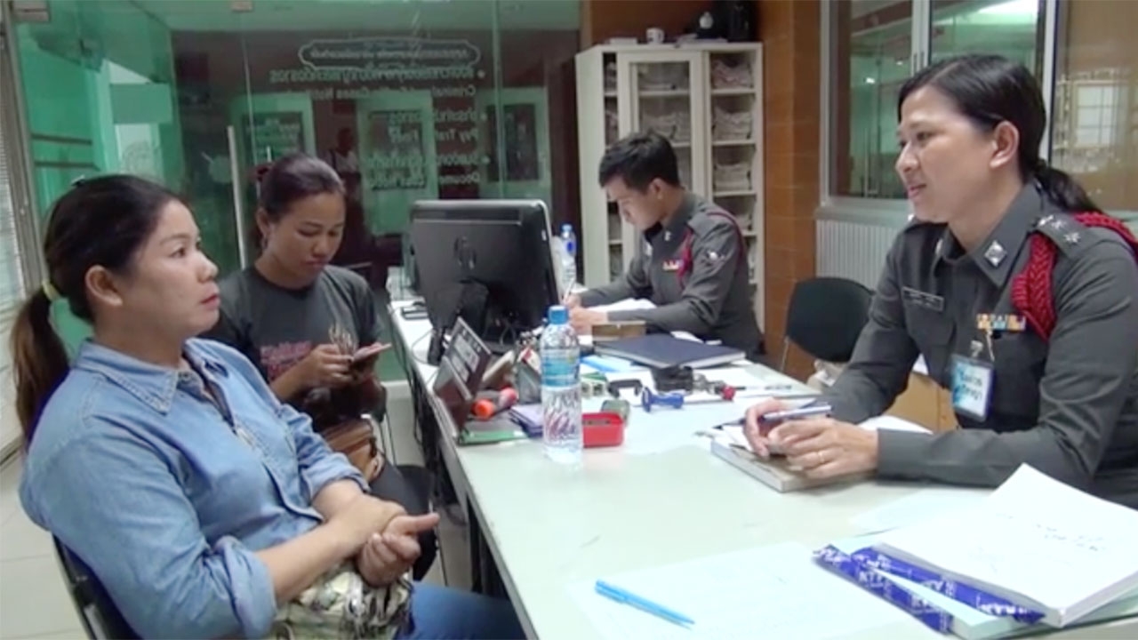 แม่ค้าลอตเตอรี่ร้องจ๊าก! ถูกซื้อเลขชุดใหญ่ จ่ายแบงก์พันปลอมมา