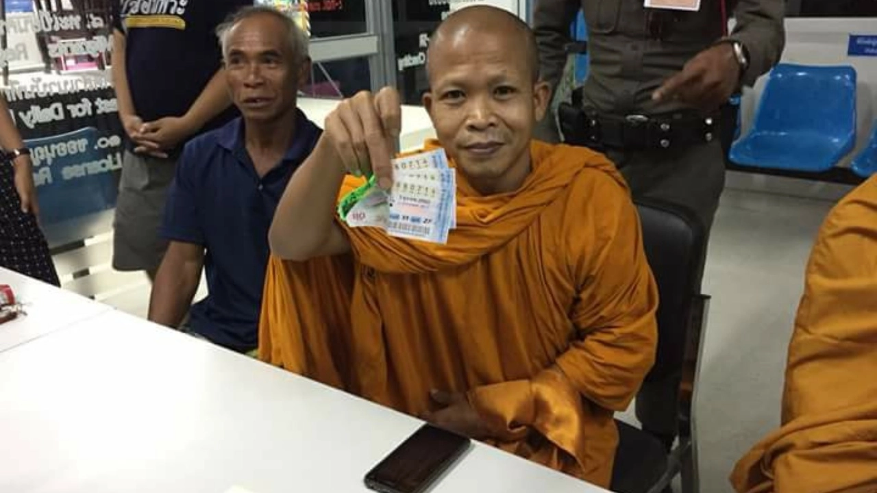 รวยอีกราย พระเมืองสุรินทร์สุดเฮง ถูกหวยรางวัลที่ 1 ได้ตั้ง 18 ล้าน