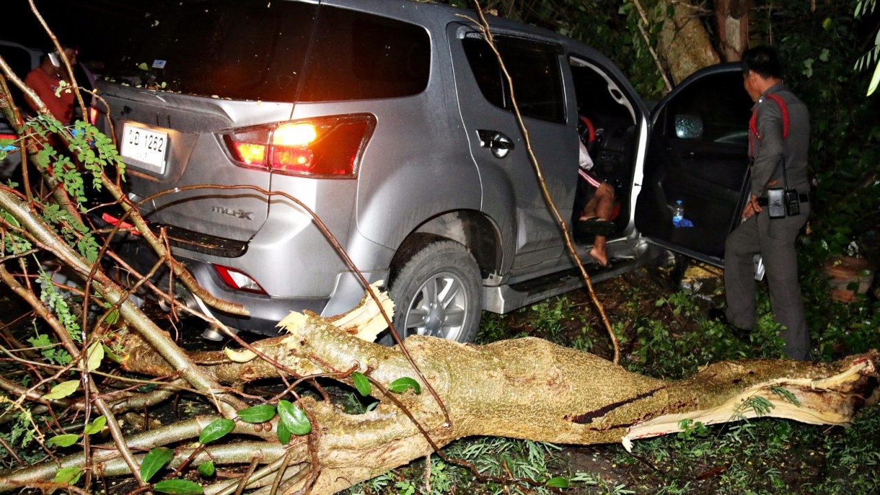 ฝนตกถนนลื่น สาวบางเสร่ขับรถใกล้ถึงบ้าน แหกโค้งชนต้นมะรุม คอหักดับ