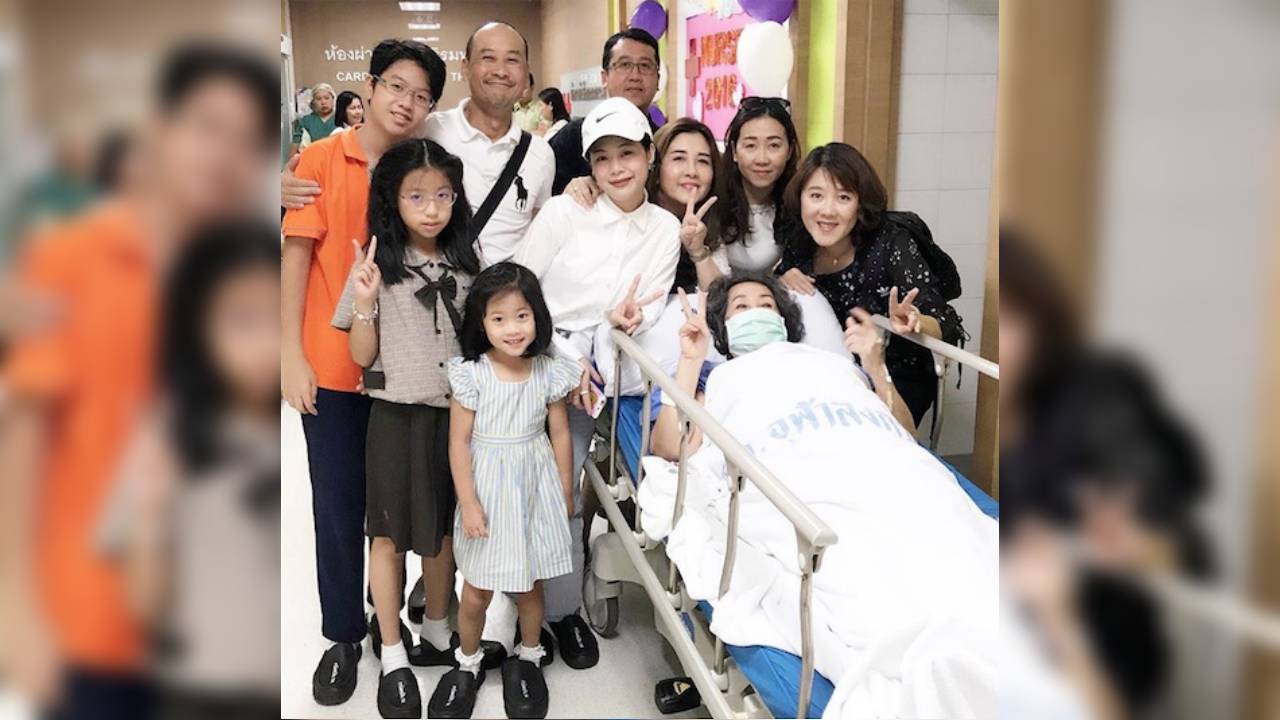 กุ๊บกิ๊บ ภาวนาขอพระเจ้าคุ้มครอง แม่เข้าผ่าตัดมะเร็งปอด