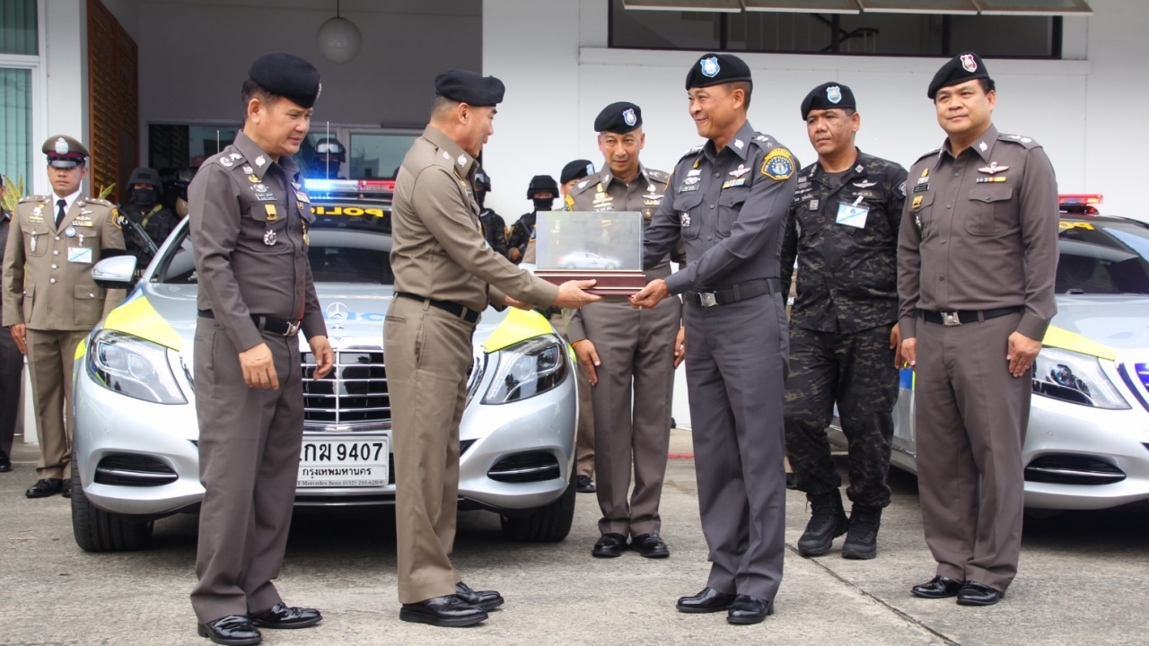 ผบ.ตร.รับมอบ ‘เบนซ์’ 11 คัน ใช้ภารกิจถวายความปลอดภัยขบวนเสด็จฯ