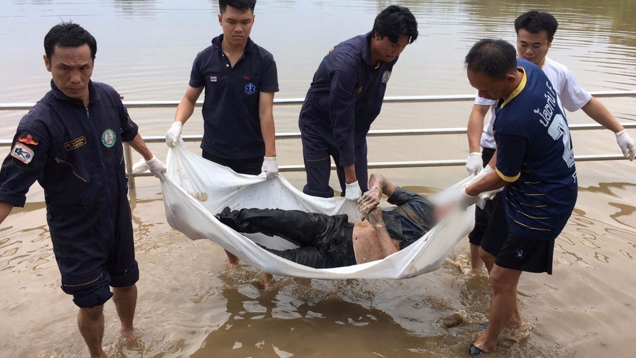 พบศพชายนอนตายขึ้นอืดสระน้ำหน้า ร.ร.อนุบาลแม่เมาะ คาดจมช่วงออกหาปลา