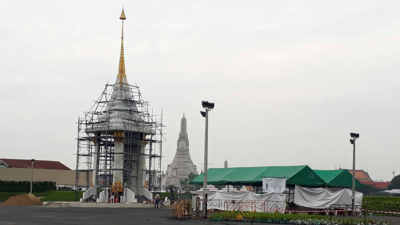 ช่วงบ่ายฝนตก ที่สนามหลวง กราบพระบรมศพ แถวไม่ยาว