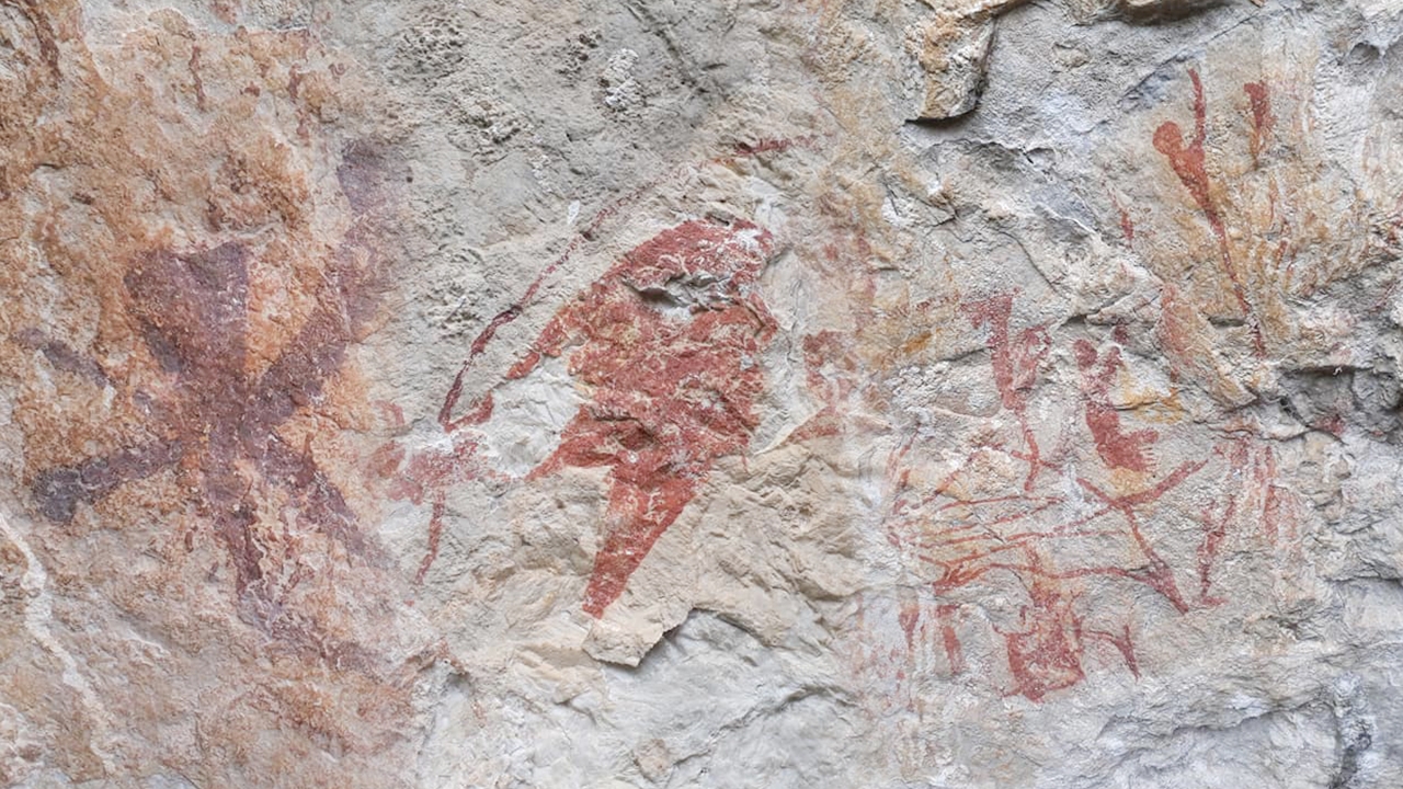 พระป่าวอนช่วยรักษาภาพเขียนสีติดผนังยุคหินที่ ถ้ำตะโค๊ะบิ จ.ตาก