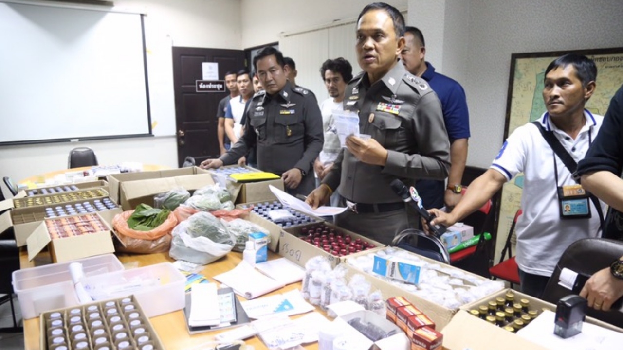‘ศานิตย์’ แถลงจับคู่รักหญิงรักหญิง ส่งครบสูตรยาแก้ไอ-ใบกระท่อมทางพัสดุ