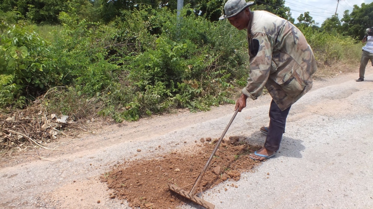 ใจล้วนๆ! ลุงโคราช ทุ่มแรงซ่อมถนนเป็นหลุมเกือบ 30 ปี ภูมิใจทำประโยชน์