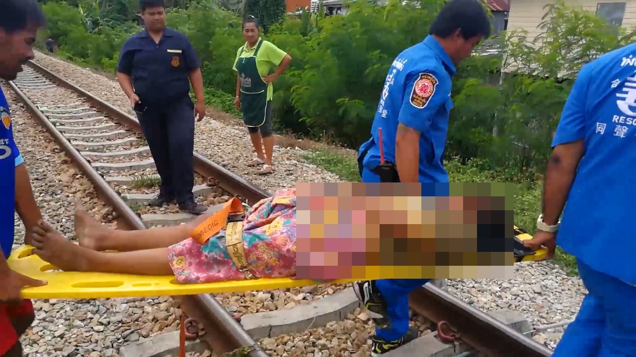 ดวงแข็ง! คุณยายนักดื่มร่ำสุราริมทาง รถไฟเฉี่ยว 4 ครั้ง แต่ก็รอดมาได้ 