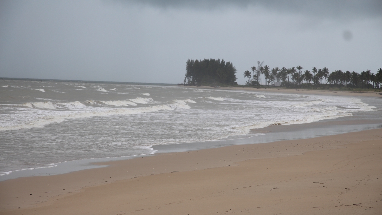 ติดธงแดงตลอดหาดในพังงา! เตือน นทท.ห้ามลงเล่นน้ำ หวั่นอันตราย