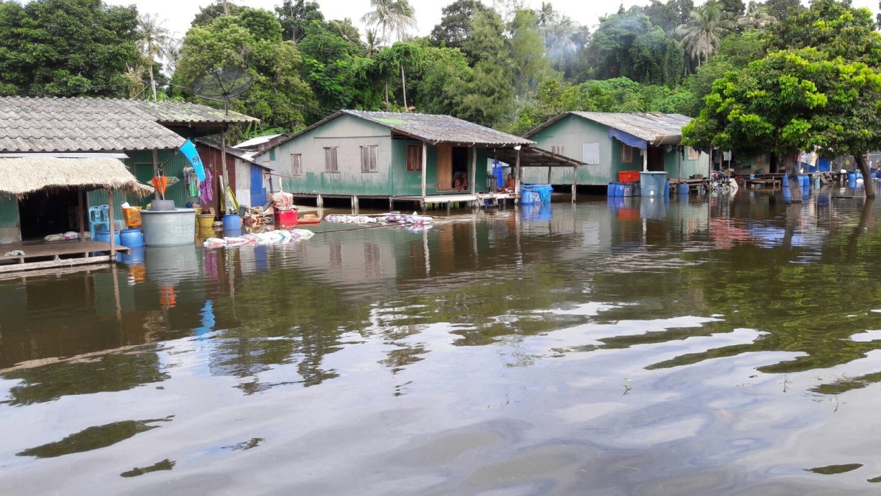ฝนถล่มหนัก น้ำท่วมเกาะหลีเป๊ะ จมบาดาล เดือดร้อนกว่า 100 หลังคาเรือน