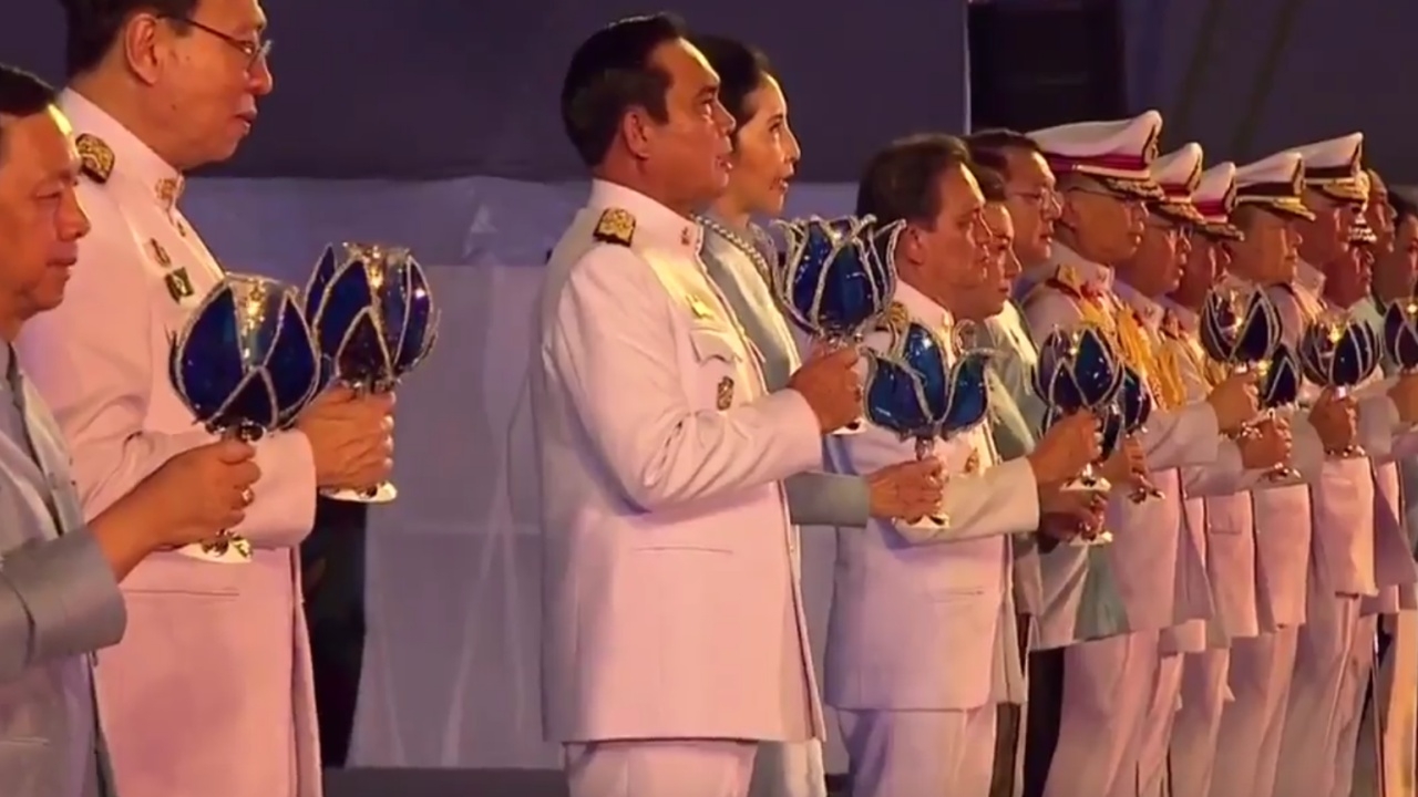 'ประยุทธ์' นำชาวไทย จุดเทียนถวายพระพรชัยมงคล สมเด็จพระนางเจ้าสิริกิติ์