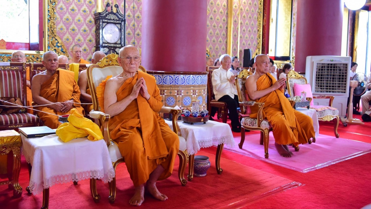 พระสังฆราชนำเจริญพระพุทธมนต์ถวายสมเด็จพระนางเจ้าสิริกิติ์ 