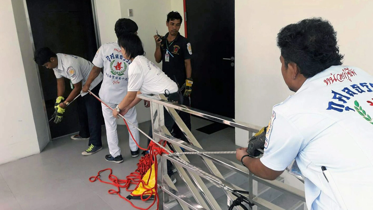 พ่อบ้านก้มหยิบกุญแจ พลัดตกถูกคานลิฟต์ทับดับอนาถโรงแรมดังย่านป่าตอง