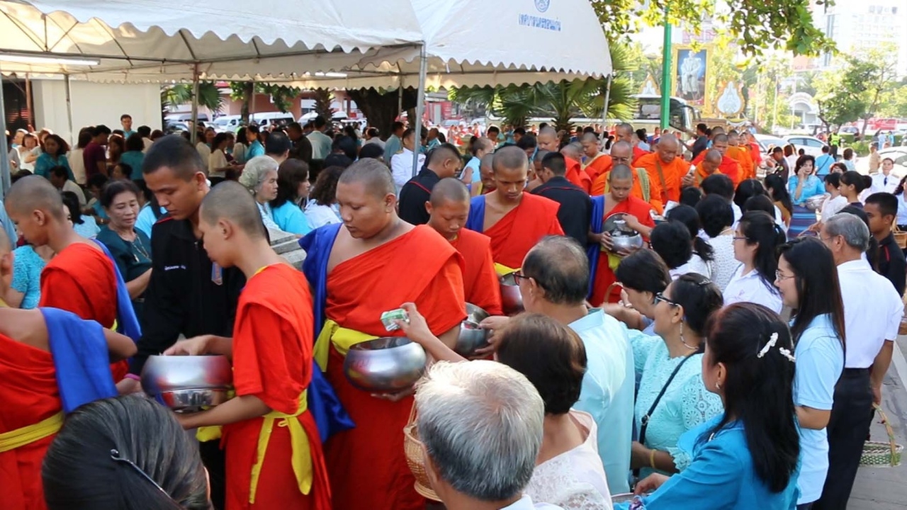 พสกนิกรร่วมตักบาตรทำบุญวันแม่ ถวายเป็นพระราชกุศล ‘แม่ของแผ่นดิน’