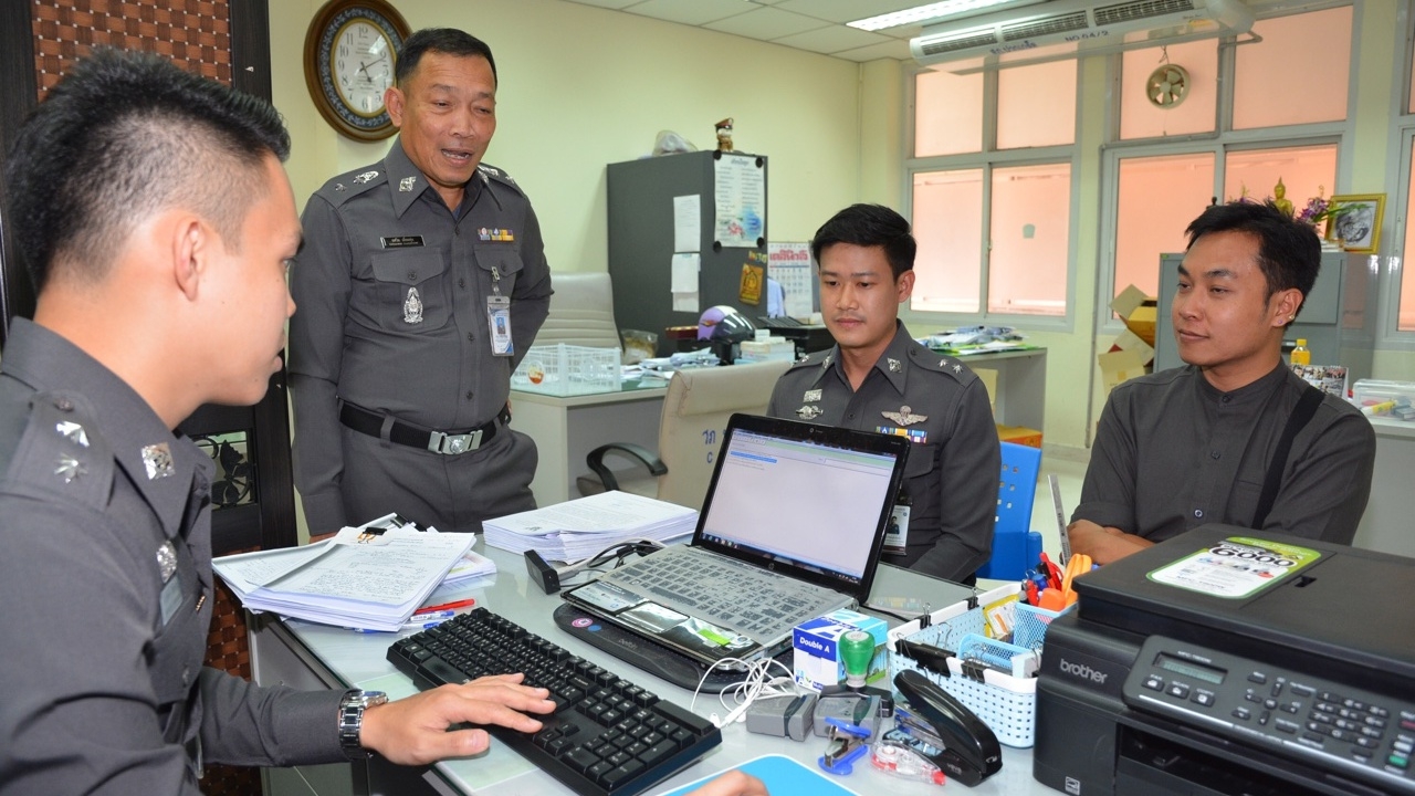 หนุ่มแจ้งความจับคนร้าย อ้างเป็นตร.หลอกขายแบรนด์เนม แล้วเชิดเงินหนี