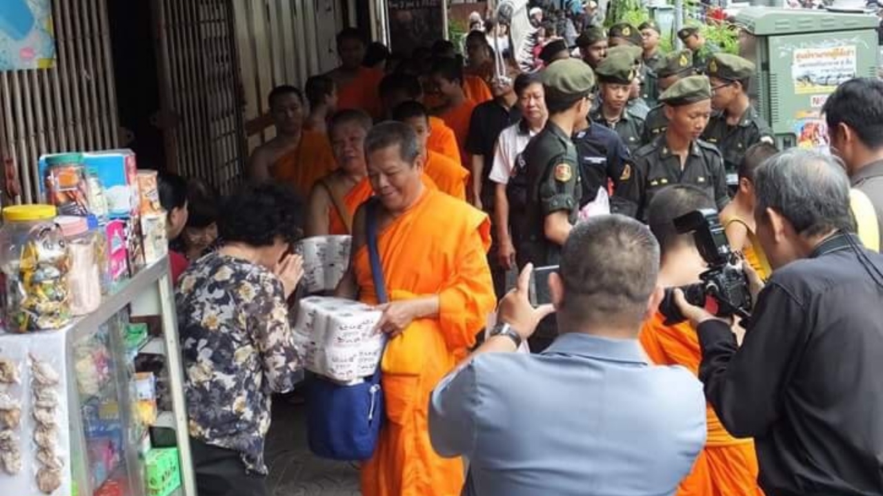 คณะสงฆ์วัดโพธิ์ ออกบิณฑบาต อาหารแห้ง-มอบเงิน 1 ล้านช่วยน้ำท่วมอีสาน