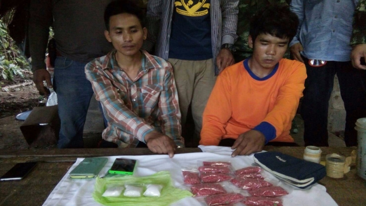 รวบ 2หนุ่มหนองบัวลำภู เปิดกระท่อมปลายนา ขายยาบ้า-ยาไอซ์