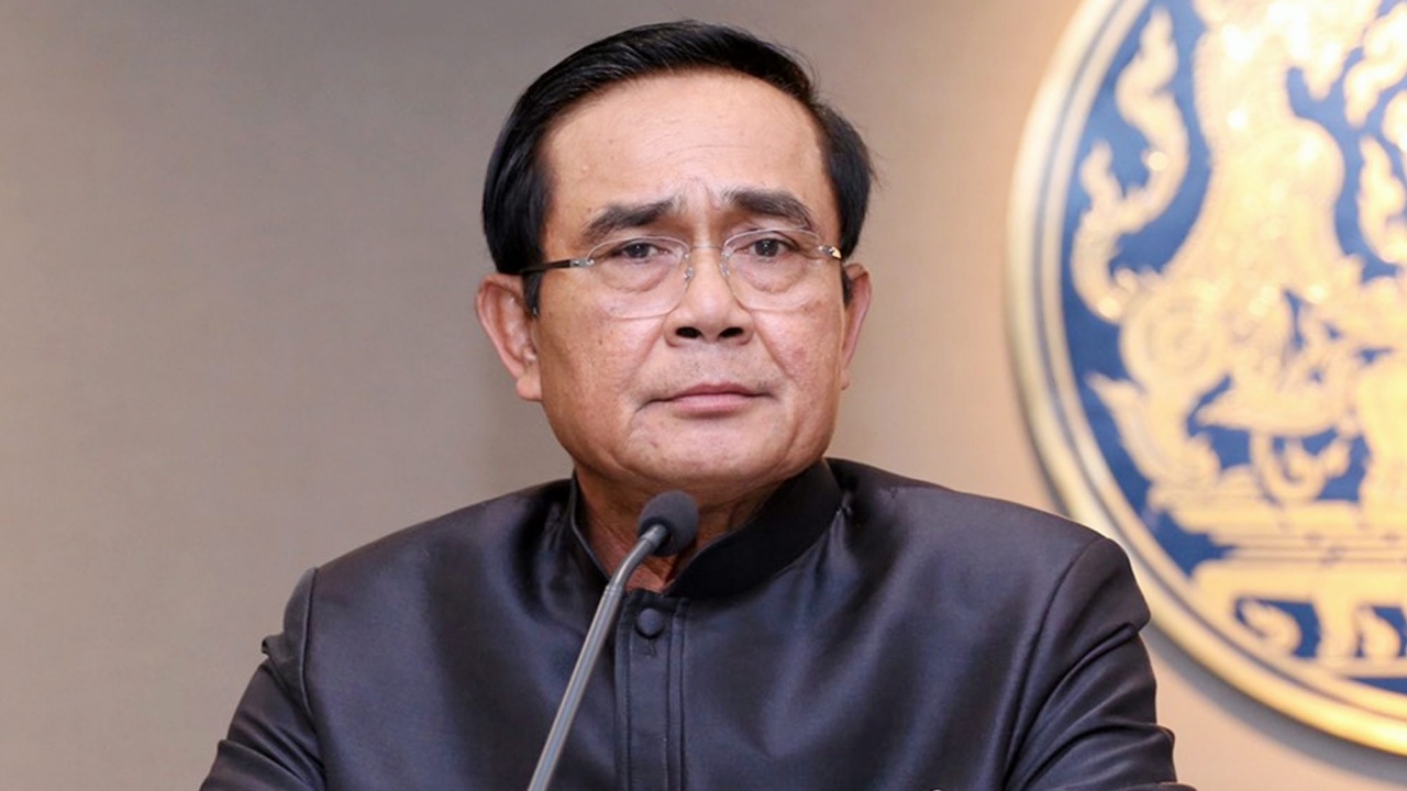 นายกฯ เสียงแข็งยังไม่ปลดล็อกการเมือง ฮึ่มกองเชียร์ 'ปู' อย่าทำผิด ก.ม.