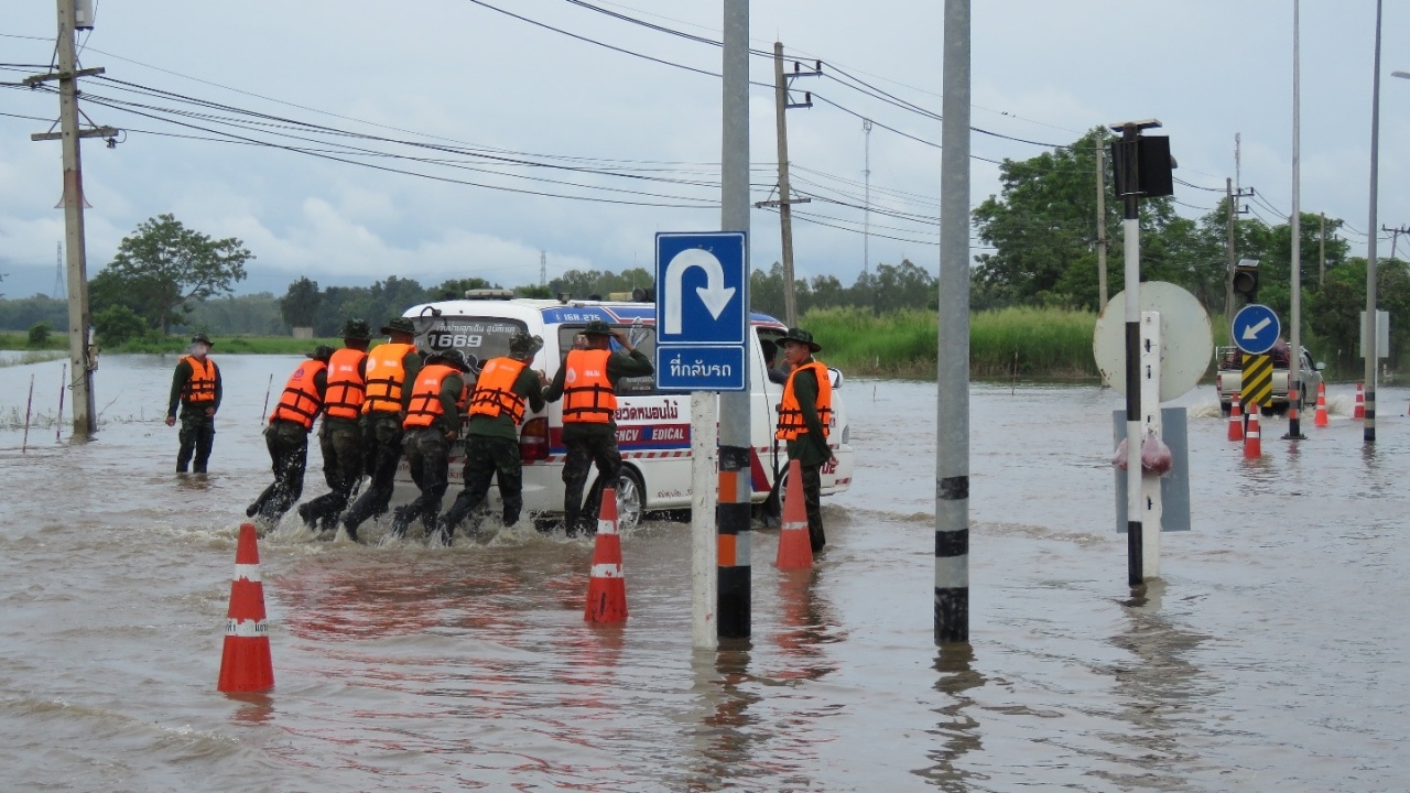 ฝนตกต่อเนื่องทำน้ำท่วมถนนพิษณุโลก–อุตรดิตถ์ รถติดยาว 3 กม.