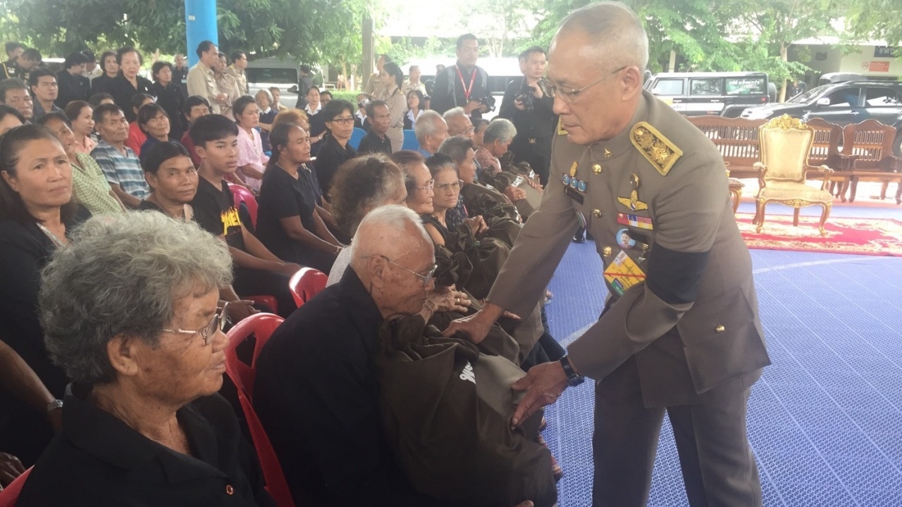 เชิญถุงพระราชทาน มอบแก่ราษฎรประสบอุทกภัย จังหวัดร้อยเอ็ด 