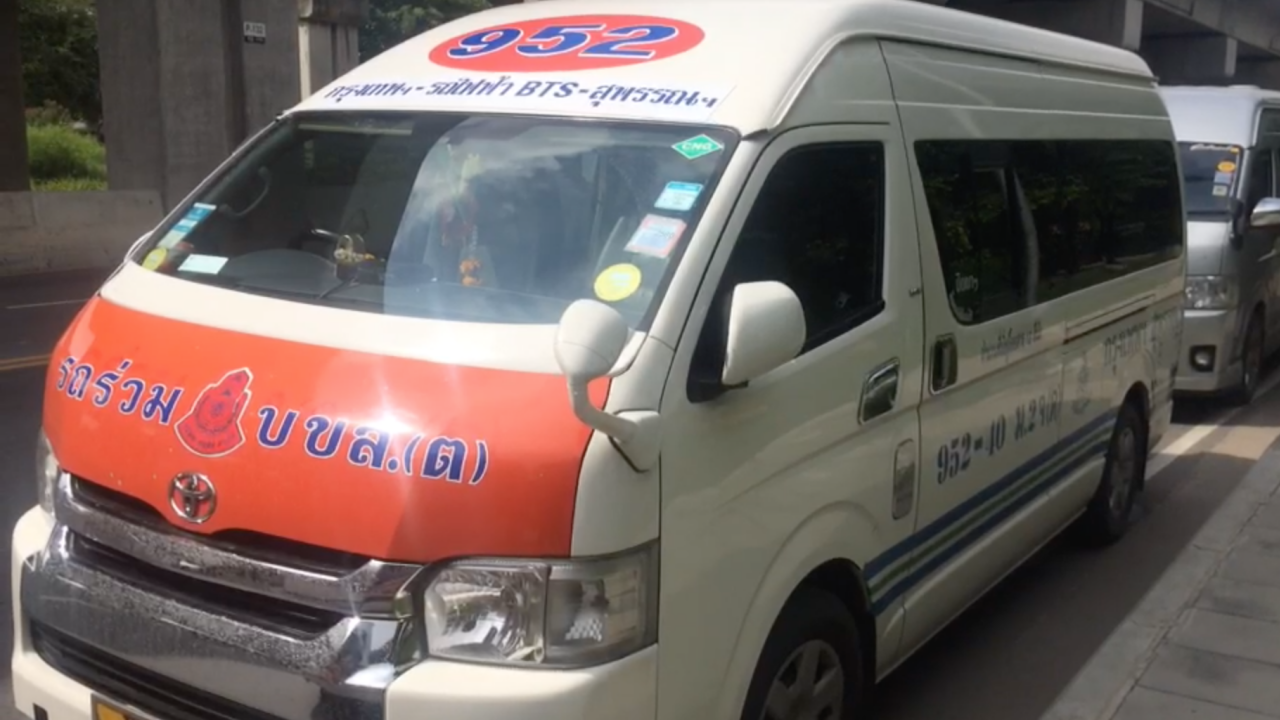 รถตู้ขนมวลชนให้กำลังใจ 'ยิ่งลักษณ์' พบ ตร. รับทราบ 2 ข้อกล่าวหา