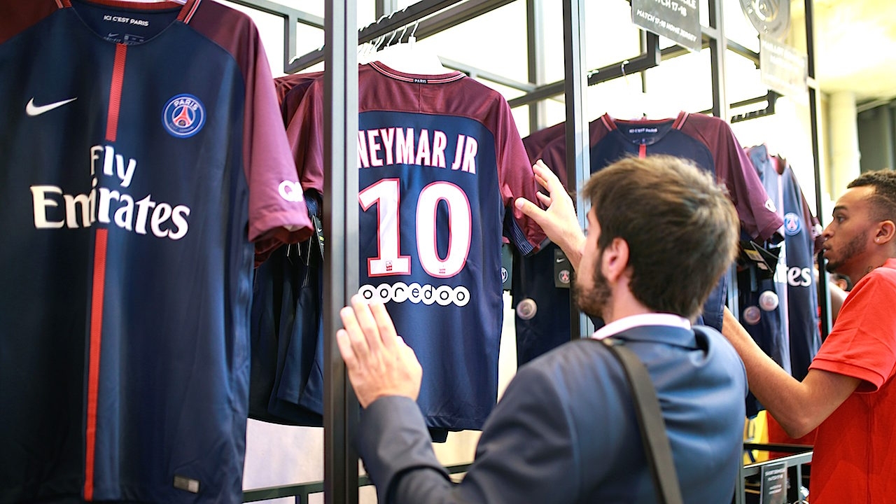 ขายดี! วันเดียวเสื้อแข่งหมายเลข 10 'เนย์มาร์' ถูกซื้อเกินหมื่นตัว