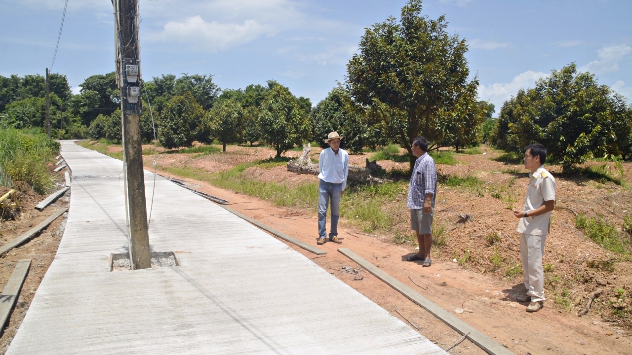 ชาวตราด ตั้งคำถามวิจารณ์ ทำไมเป็นอย่างนี้ เสาไฟฟ้าโผล่กลางถนนคอนกรีต