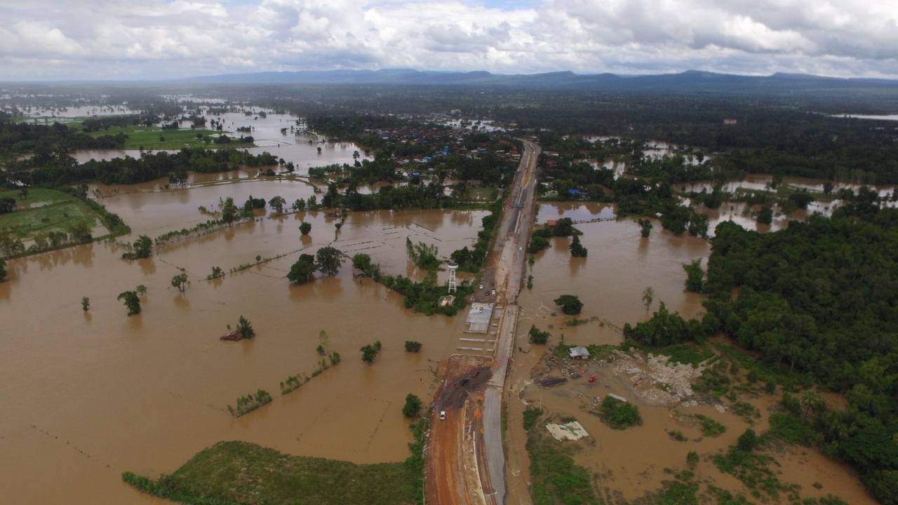 น้ำท่วมสกลนคร ทะลักหนองหาร วิกฤติถึงนครพนม ถนนเชื่อมจังหวัดถูกตัดขาด