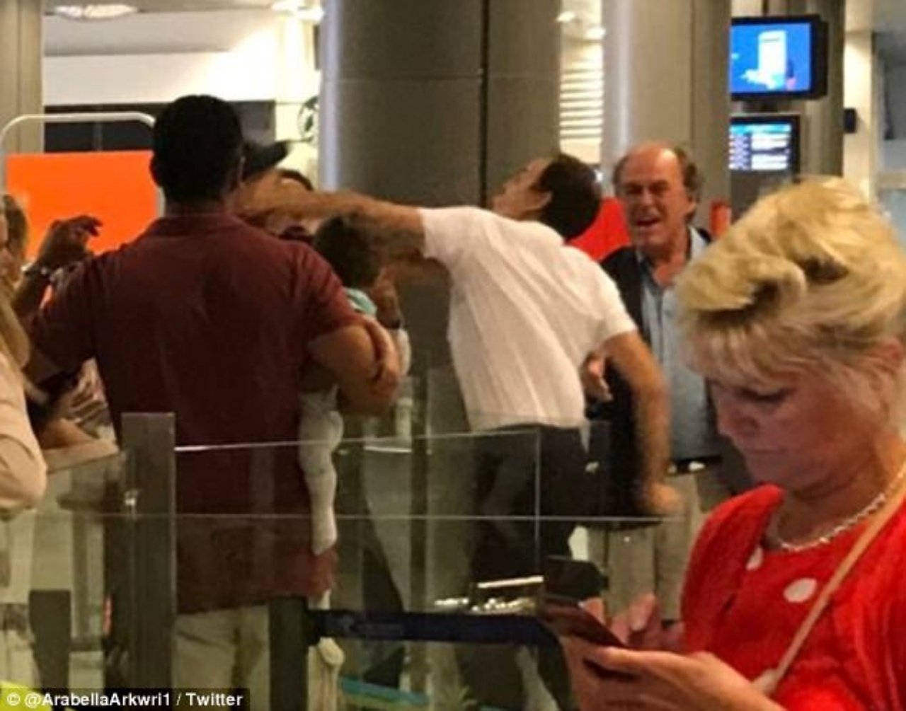 ฝรั่งเศสฉาวโฉ่! เจ้าหน้าที่ต่อยหน้าชายอังกฤษที่กำลังอุ้มลูก ในสนามบินนีซ   